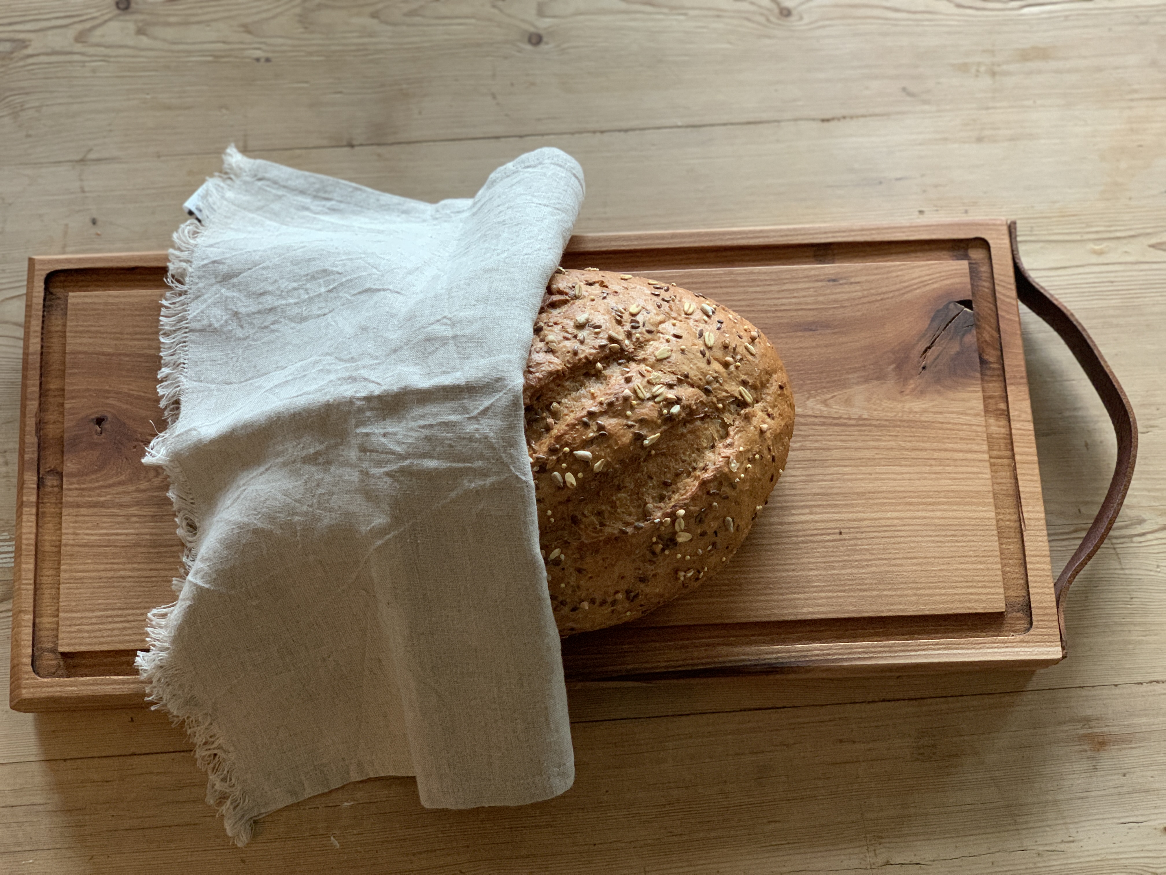 Nydelig brødfjøl i Alm, med smulekant. kr 499,-